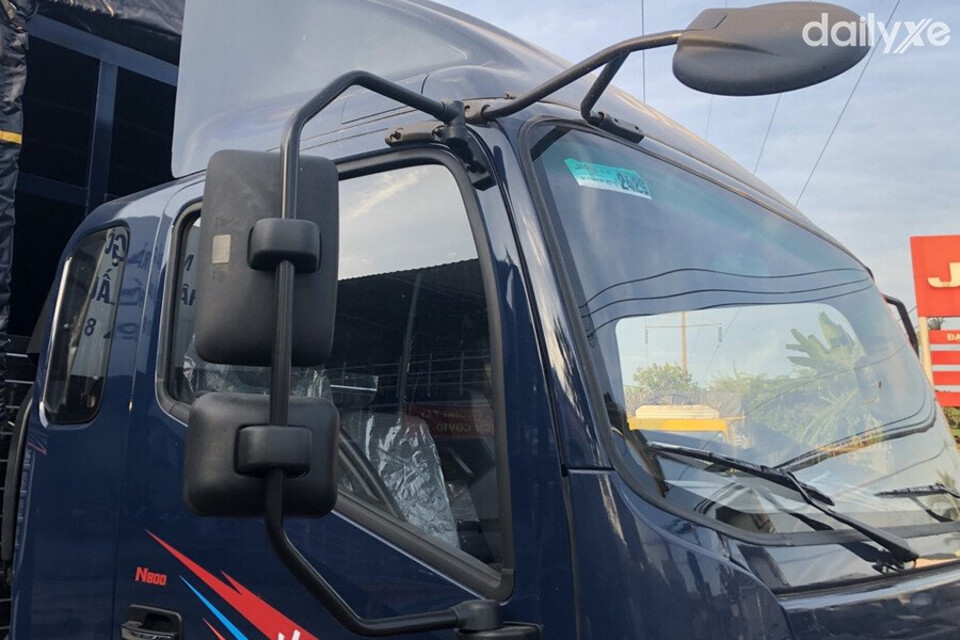 Kính chắn gió bản lớn kết hợp cùng cản gió nóc cabin đậm chất tính động học