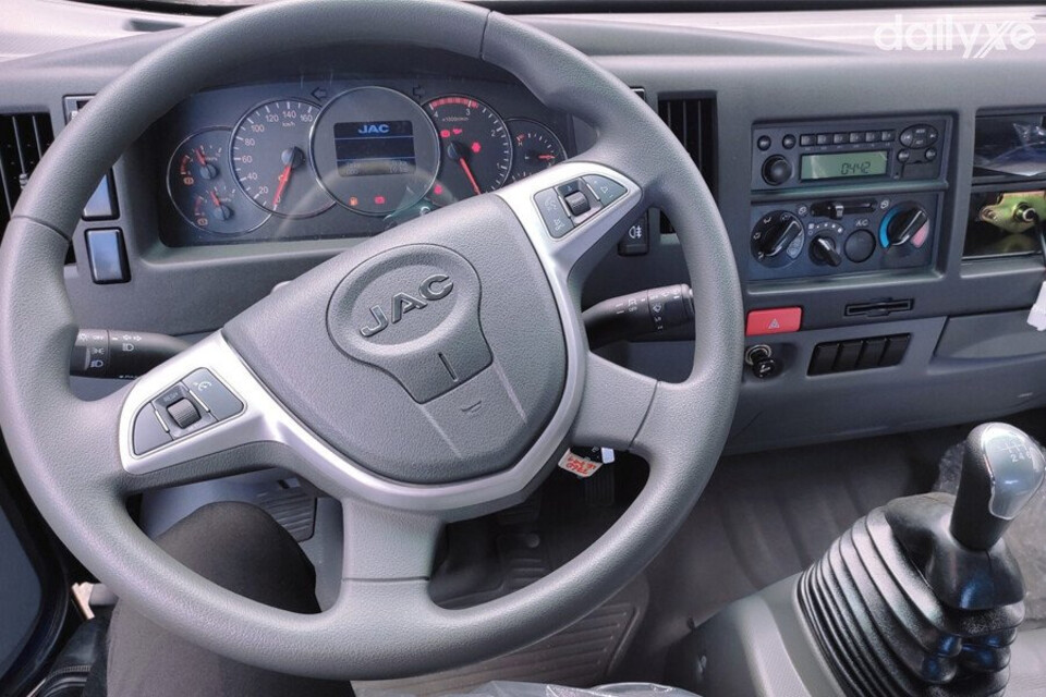 Vô lăng bốn chấu ốp mạ bạc sáng bóng nổi bật