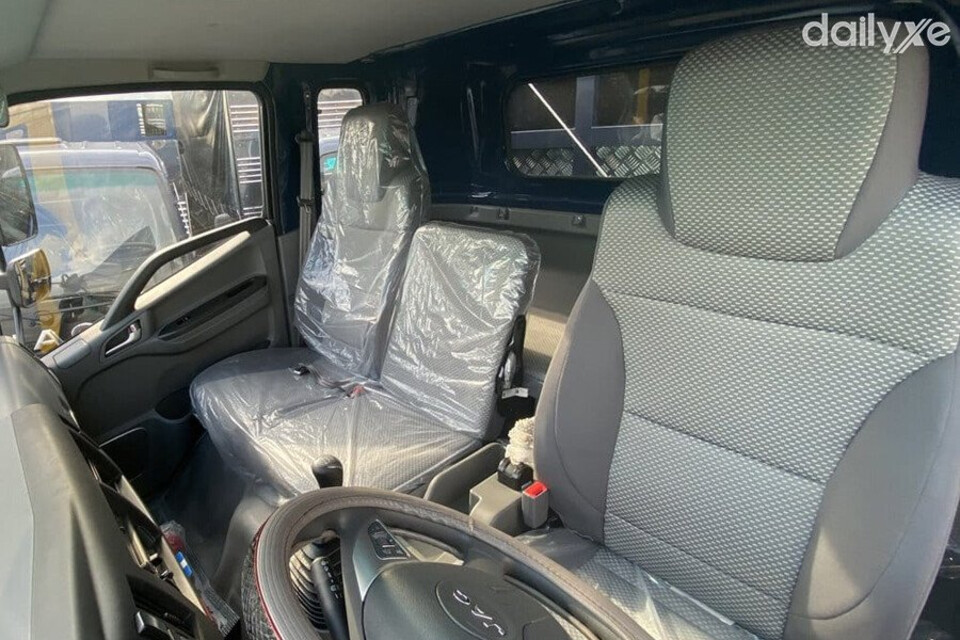 Ghế ngồi thoải mái đủ chỗ cho 1 tài xế và 2 hành khách