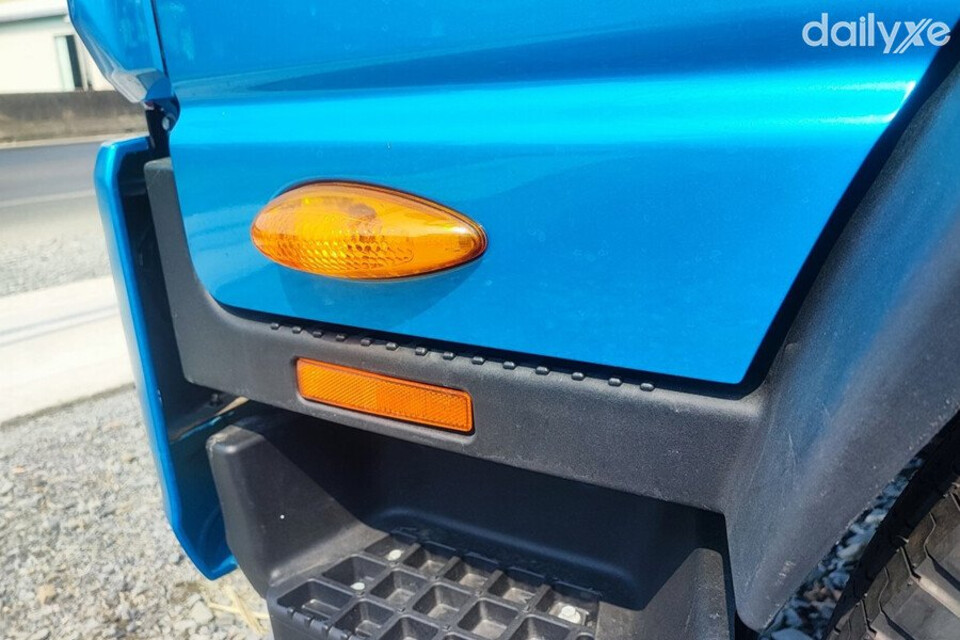 Người dùng cũng dễ dàng lên xuống cabin với bệ bước chân hai bậc