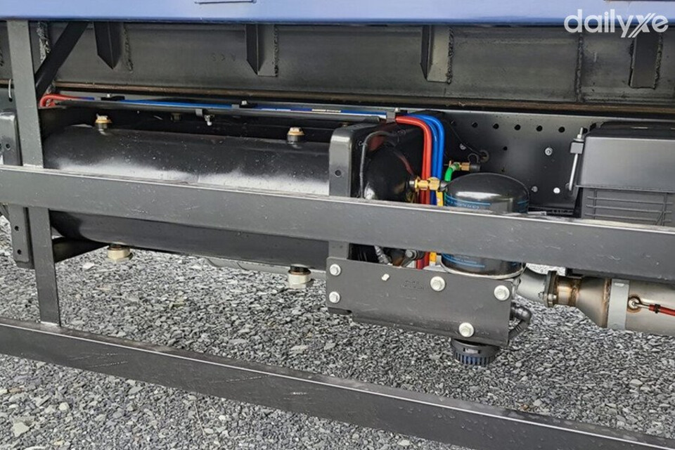 Thanh cản hai bên tăng thêm sự bề thế cho thân xe