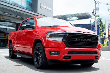 Jeep RAM 1500 Laramie Night Edition (Máy xăng) Jeep RAM 1500 Laramie Night Edition (Máy xăng)