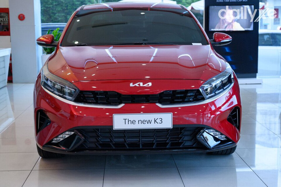 Đầu xe thiết kế thể thao kết hợp bộ lưới tản nhiệt nổi bật