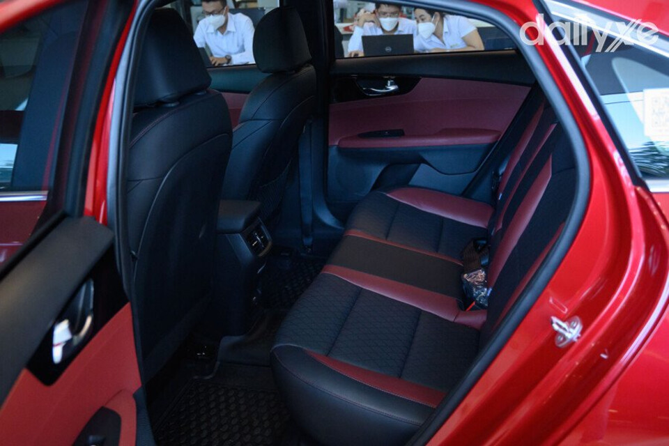 Hàng ghế sau rộng rãi