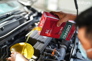 Khi nào cần thay dầu nhớt xe ô tô định kỳ để đảm bảo chất lượng