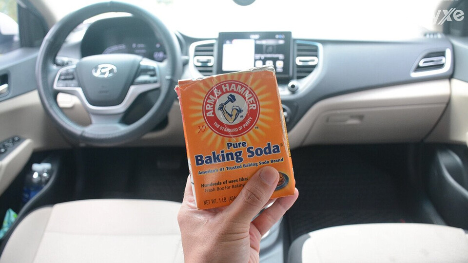 Sử dụng baking soda khử mùi nội thất ô tô