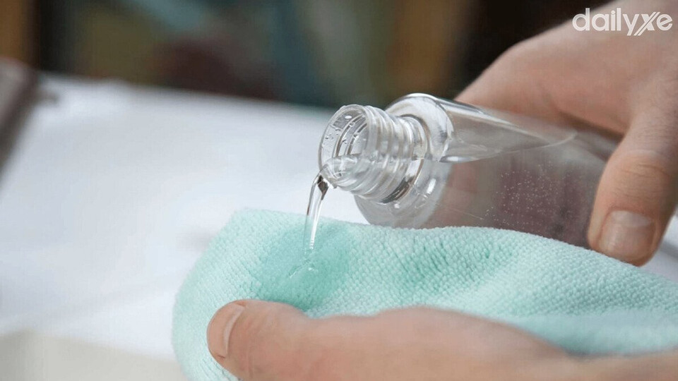 Sử dụng giấm để khử mùi thuốc lá trên xe ô tô