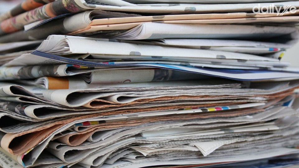 Sử dụng giấy báo cũ khử mùi hôi ô tô