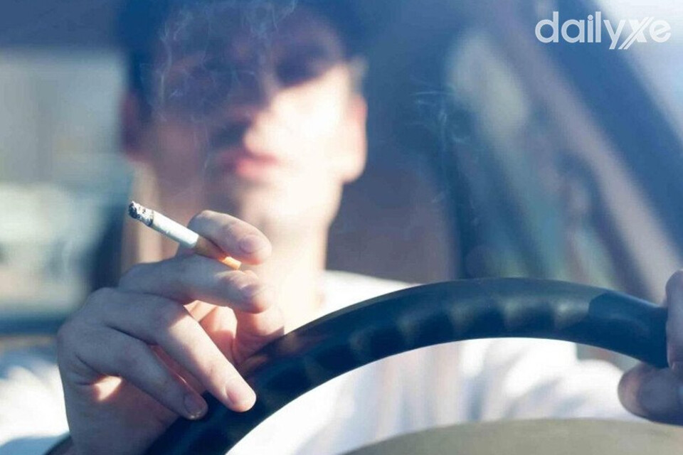 Không nên hút thuốc trên xe dễ tạo tia lửa