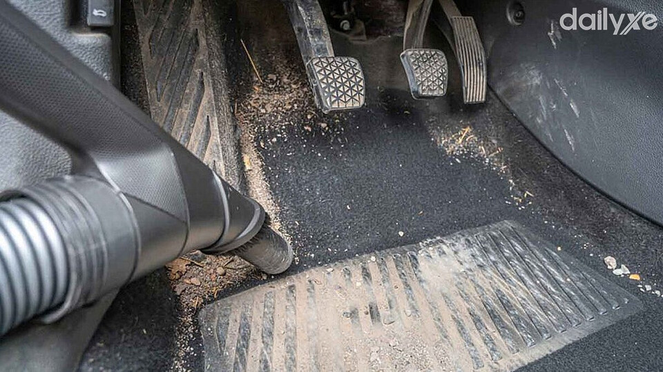 Thảm lót sàn bị bẩn gây mùi hôi ô tô