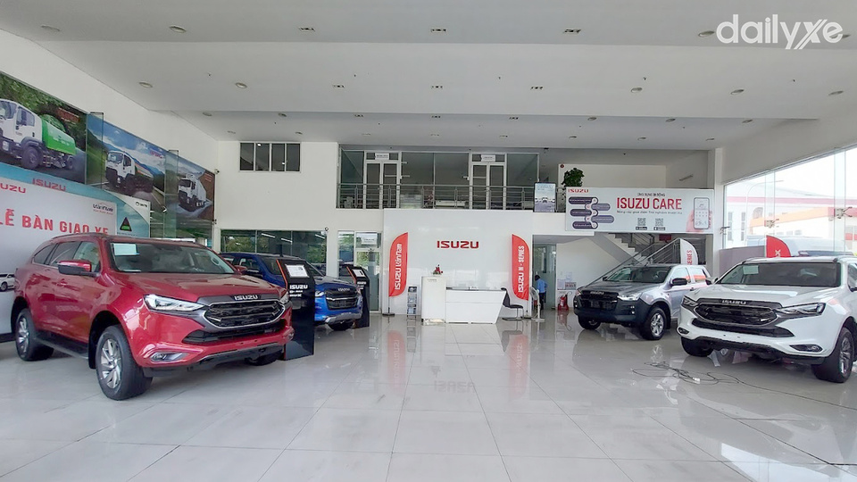 Phòng trưng bày xe tại showroom Isuzu Bình Tân