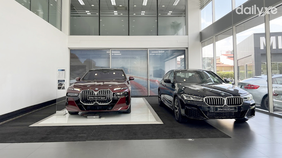 Phòng trưng bày xe tại đại lý BMW Long Biên