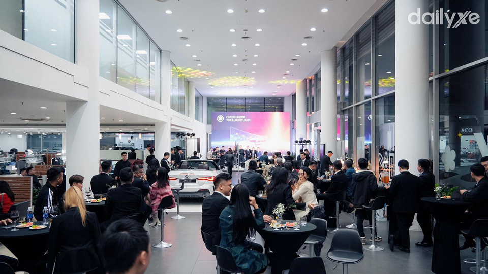 Showroom BMW Phạm Văn Đồng