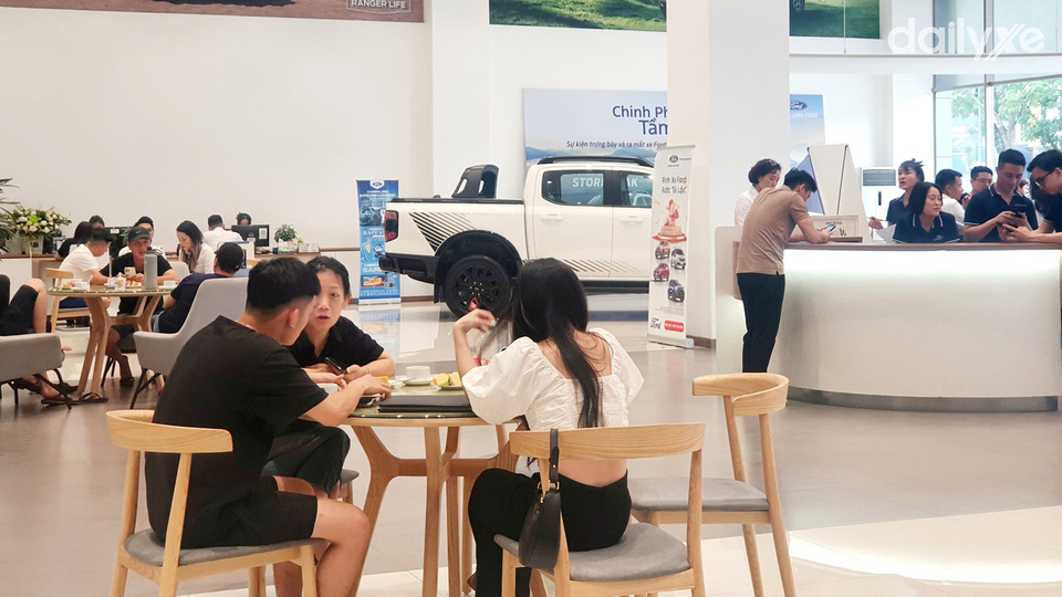 Showroom Ford Thăng Long