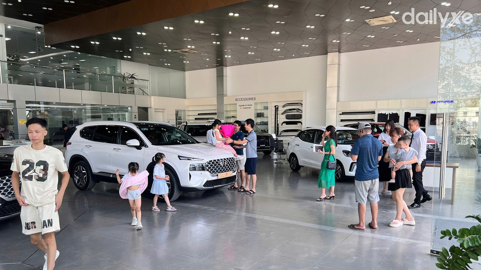 Phòng trưng bày xe của đại lý Hyundai An Khánh