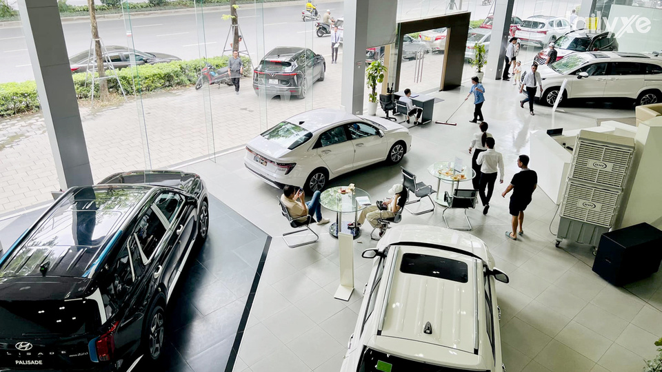 Phòng trưng bày xe của showroom Hyundai Vũ Phạm Hàm