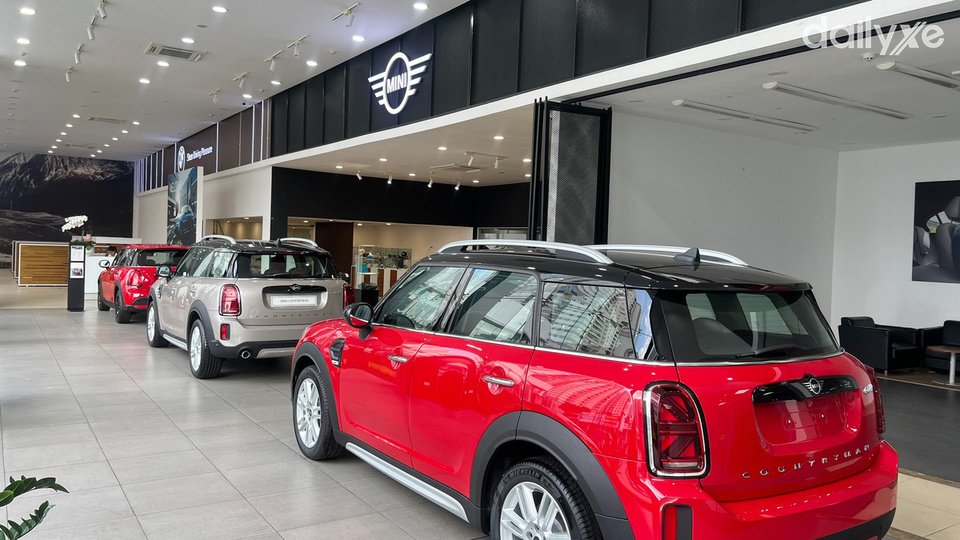 Phòng trưng bày xe của showroom MINI Lê Văn Lương
