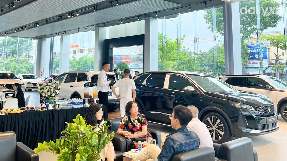 Phòng trưng bày xe của showroom Peugeot Đà Nẵng