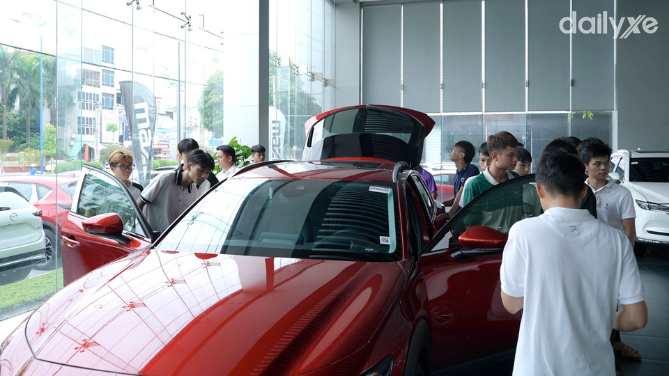 Không gian trưng bày xe tại showroom Mazda Hải Dương