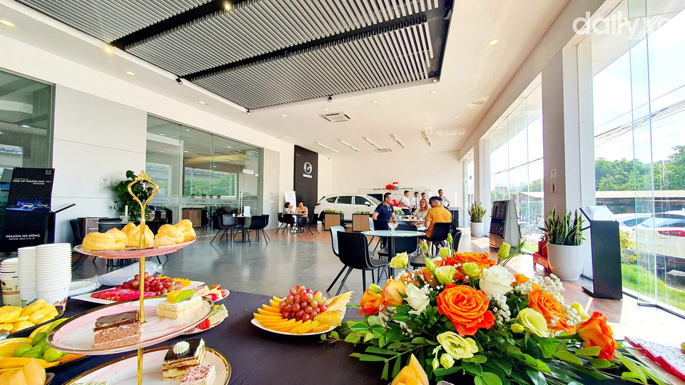 Khu vực trưng bày xe Mazda tại Mazda Yên Nghĩa