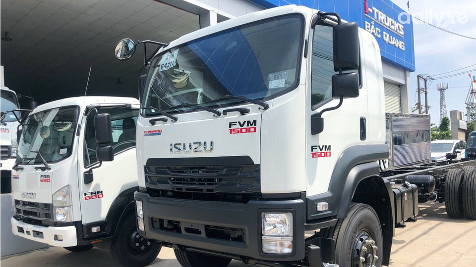 Khu vực trưng bày xe tại Isuzu Bắc Quang