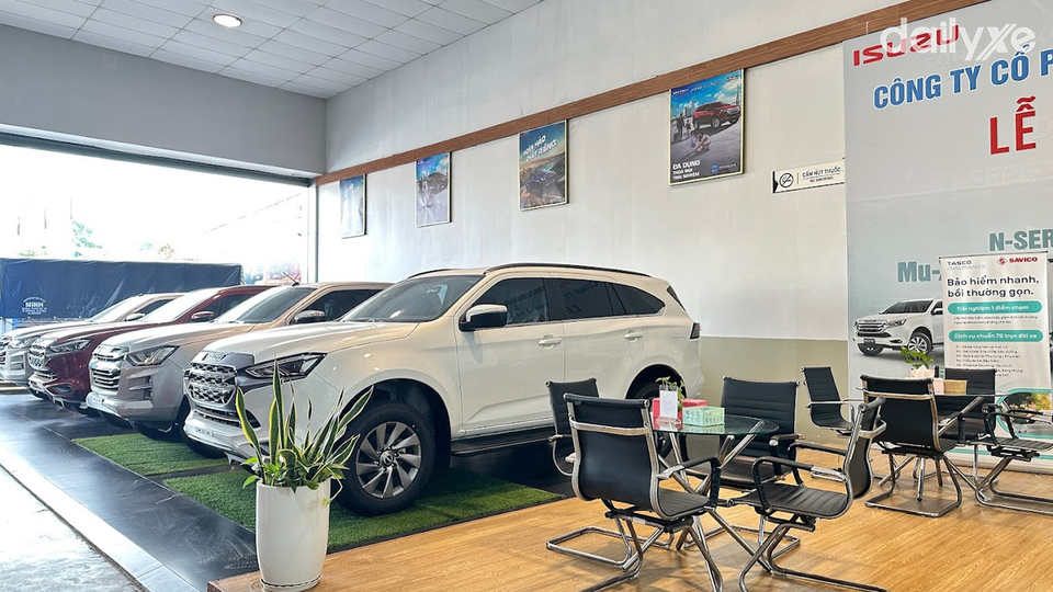 Khu vực trưng bày xe của Isuzu Tây Bắc Sài Gòn