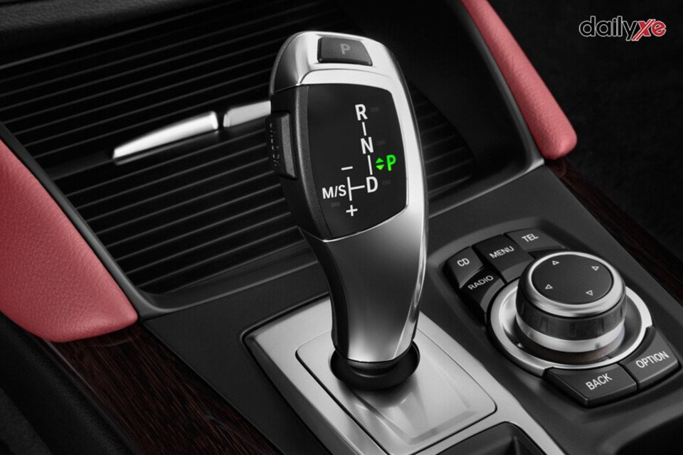 Cần số được trang bị trên xe số tự động