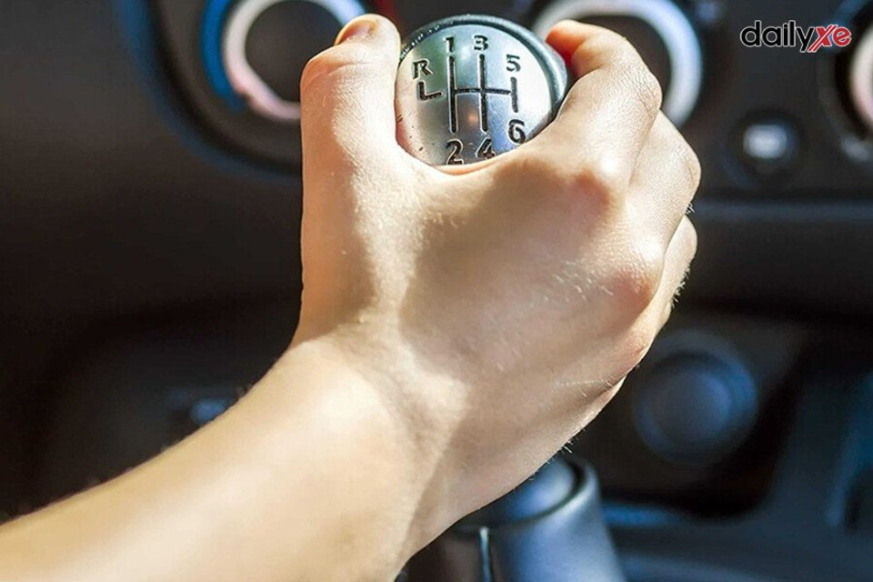Cần số được điều khiển bằng tay trên xe ô tô số sàn