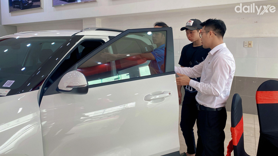 Đội ngũ nhân viên tận tình phục vụ khách hàng