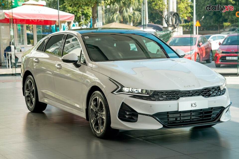 KIA K5 là bản thay thế và nâng cấp của mẫu KIA Optima cũ