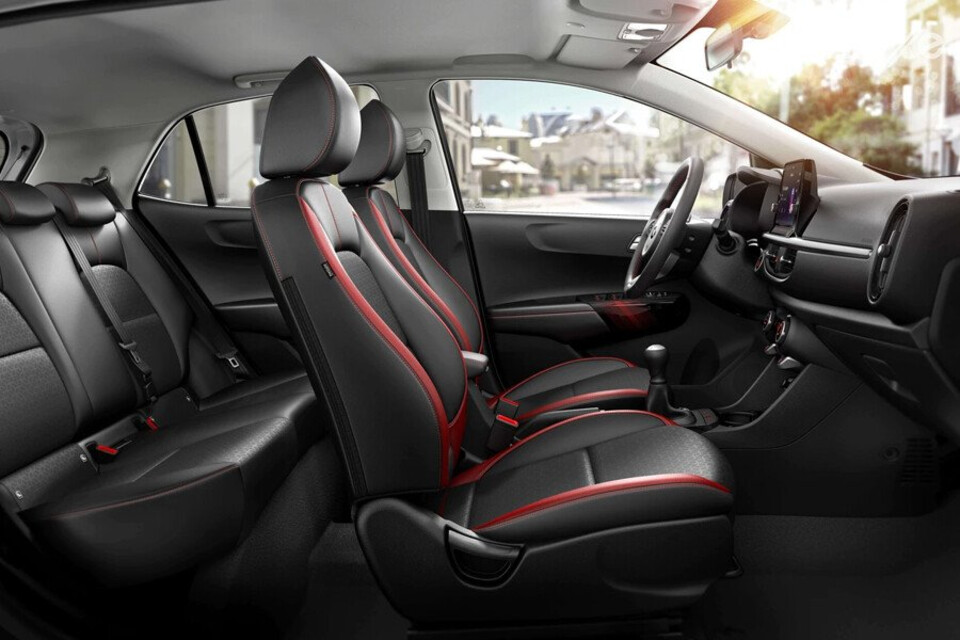 Không gian bên trong xế hộp còn khá chật hẹp