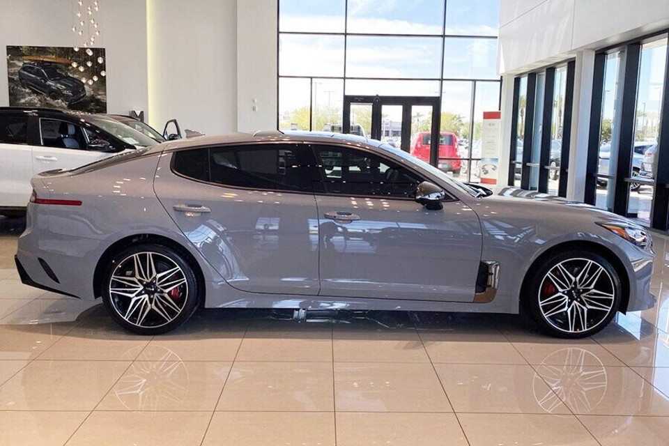 Thân xe được thiết kế kiểu Coupe giúp tăng thêm tính thể thao