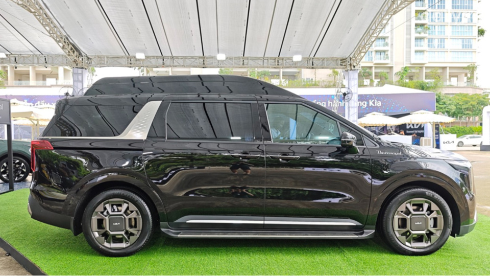 ThacoRoyal có mui cao chế tạo từ thép nhằm tăng không gian trần xe