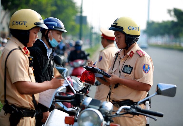 Kiểm tra giấy tờ chủ phương tiện tham gian giao thông Kiểm tra giấy tờ chủ phương tiện tham gian giao thông