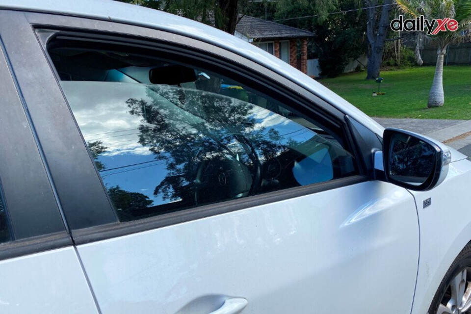 Hạ hé cửa khi thời tiết phù hợp hạn chế mờ kính