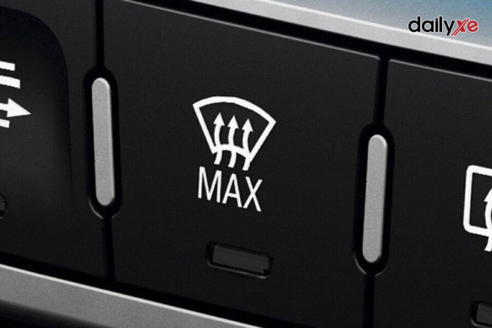 Bật nút sấy kính giúp làm hết mờ kính nhanh chóng