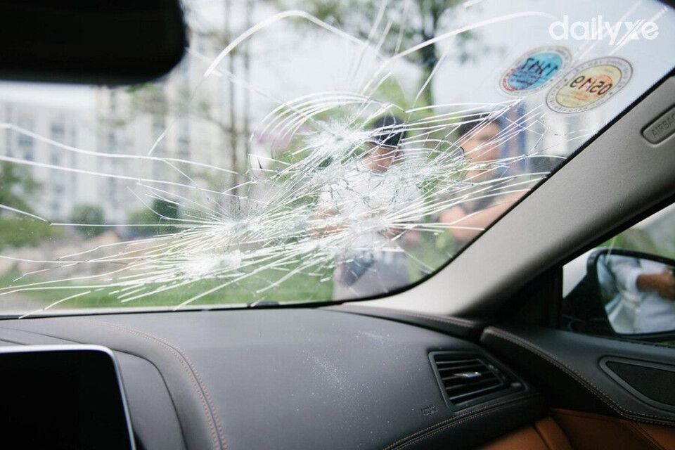 Kính chắn gió ô tô bị nứt gây mất thẩm mỹ và ảnh hưởng tầm nhìn người lái