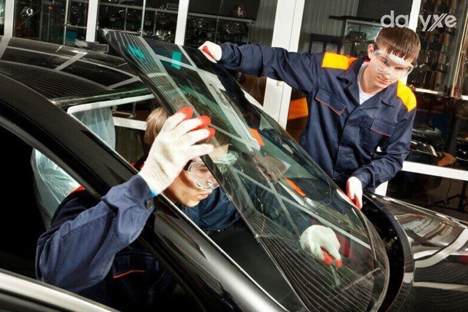 Thay kính chắn gió oto vết nứt quá lớn