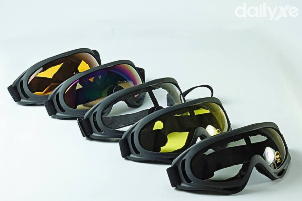 Đeo kính chống bụi chuyến đi xa