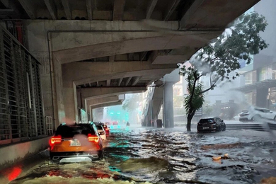 Kinh nghiệm lái xe ô tô qua đường ngập nước cần chú ý gì ?