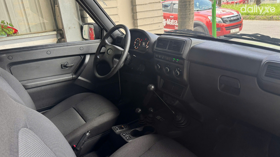 Khoang lái được thiết kế mộc mạc, không chạy theo xu hướng hiện đại