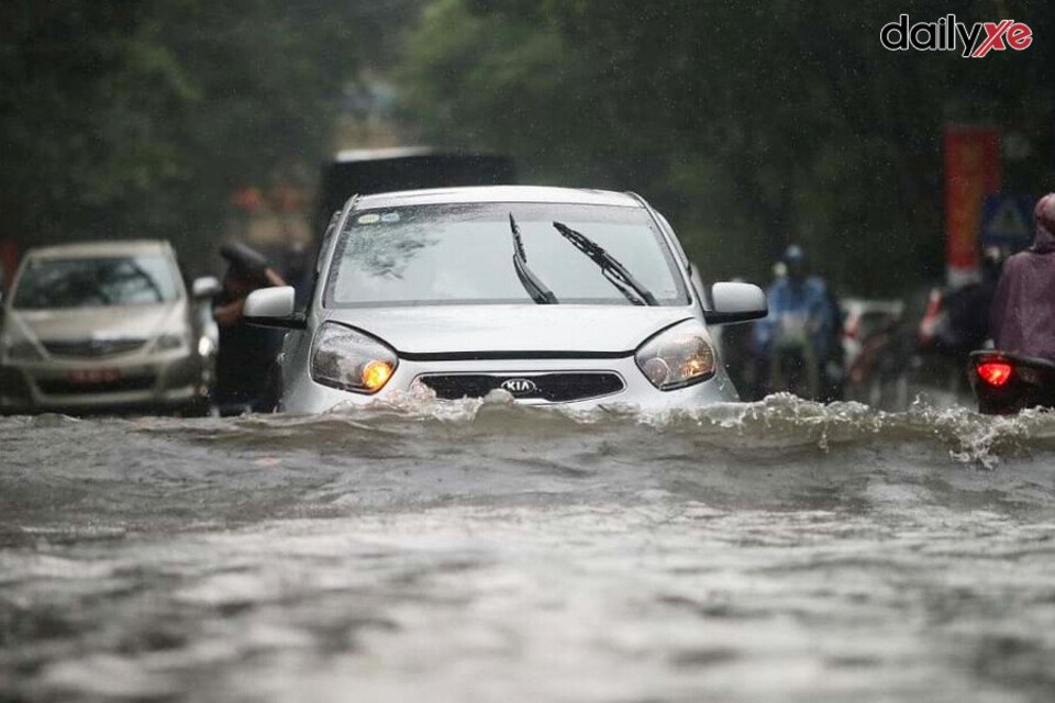 Cẩn thận khi di chuyển qua các vùng nước ngập khi trời mưa