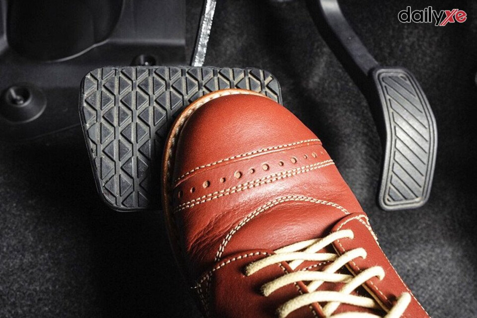 Hạn chế phanh gấp khi lái xe dưới trời mưa