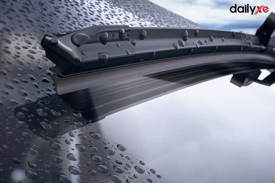 Kiểm tra và bảo dưỡng hệ thống gạt mưa để có tầm nhìn tốt khi lái xe dưới trời mưa