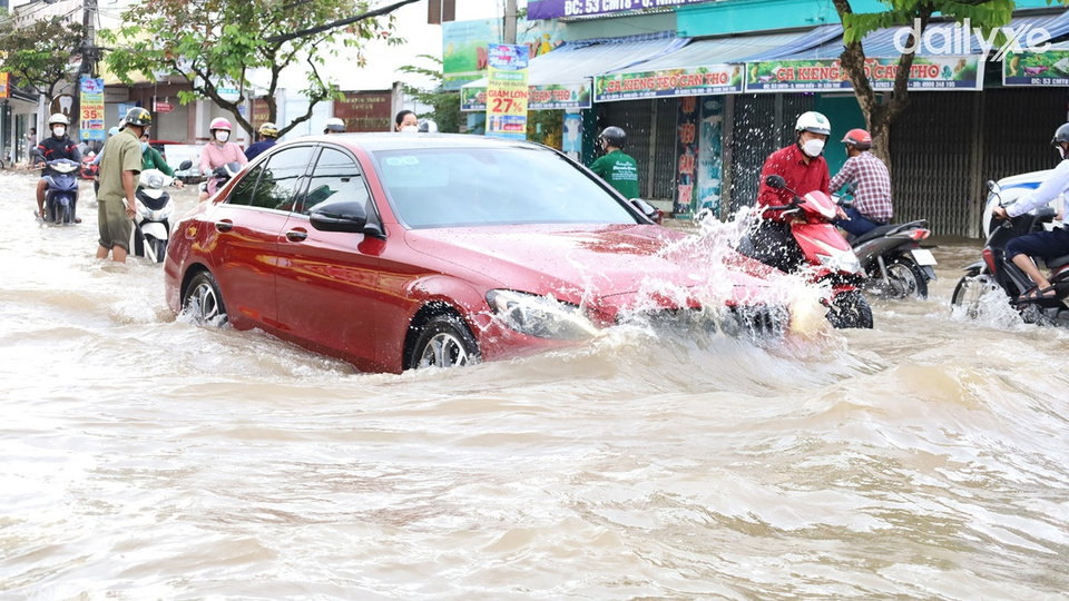 Khi chạy qua đường ngập tránh đạp ga mạnh tạo ra các sóng nước bắn tung tóe Khi chạy qua đường ngập tránh đạp ga mạnh tạo ra các sóng nước bắn tung tóe