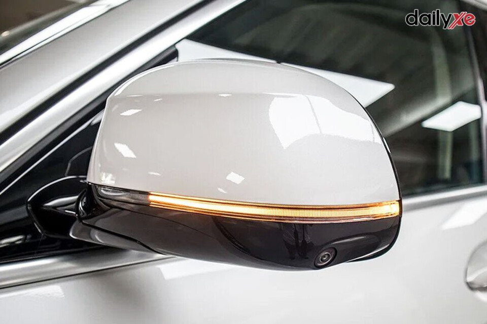 Bật tín hiệu đèn xi nhan xin vượt, không nên vượt đổi làn đột ngột