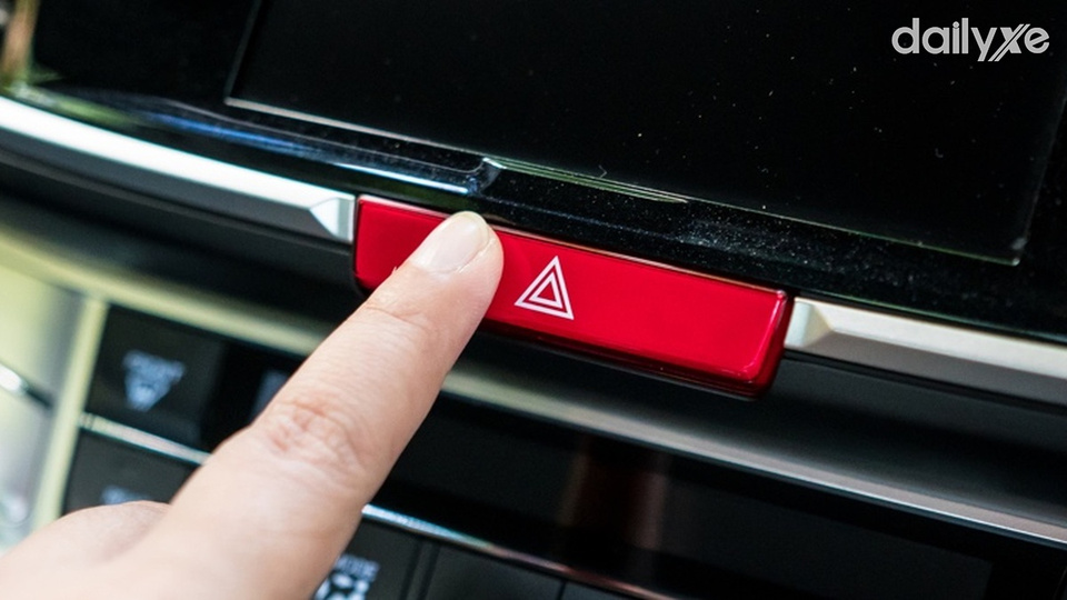 Bật đèn warning khi xe chết máy trên đèo dốc Bật đèn warning khi xe chết máy trên đèo dốc