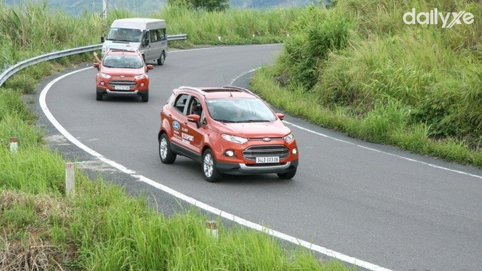 Xe đi lên có quyền ưu tiên khi gặp xe ngược chiều trên đường dốc hẹp Xe đi lên có quyền ưu tiên khi gặp xe ngược chiều trên đường dốc hẹp