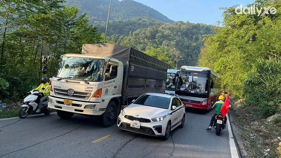 Xe đi xuống nhường đường tại chỗ rộng gần nhất trên đường dốc hẹp Xe đi xuống nhường đường tại chỗ rộng gần nhất trên đường dốc hẹp