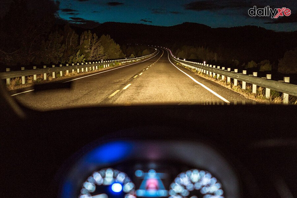 Đèn chiếu sáng luôn cần hoạt động tốt khi lái xe ban đêm